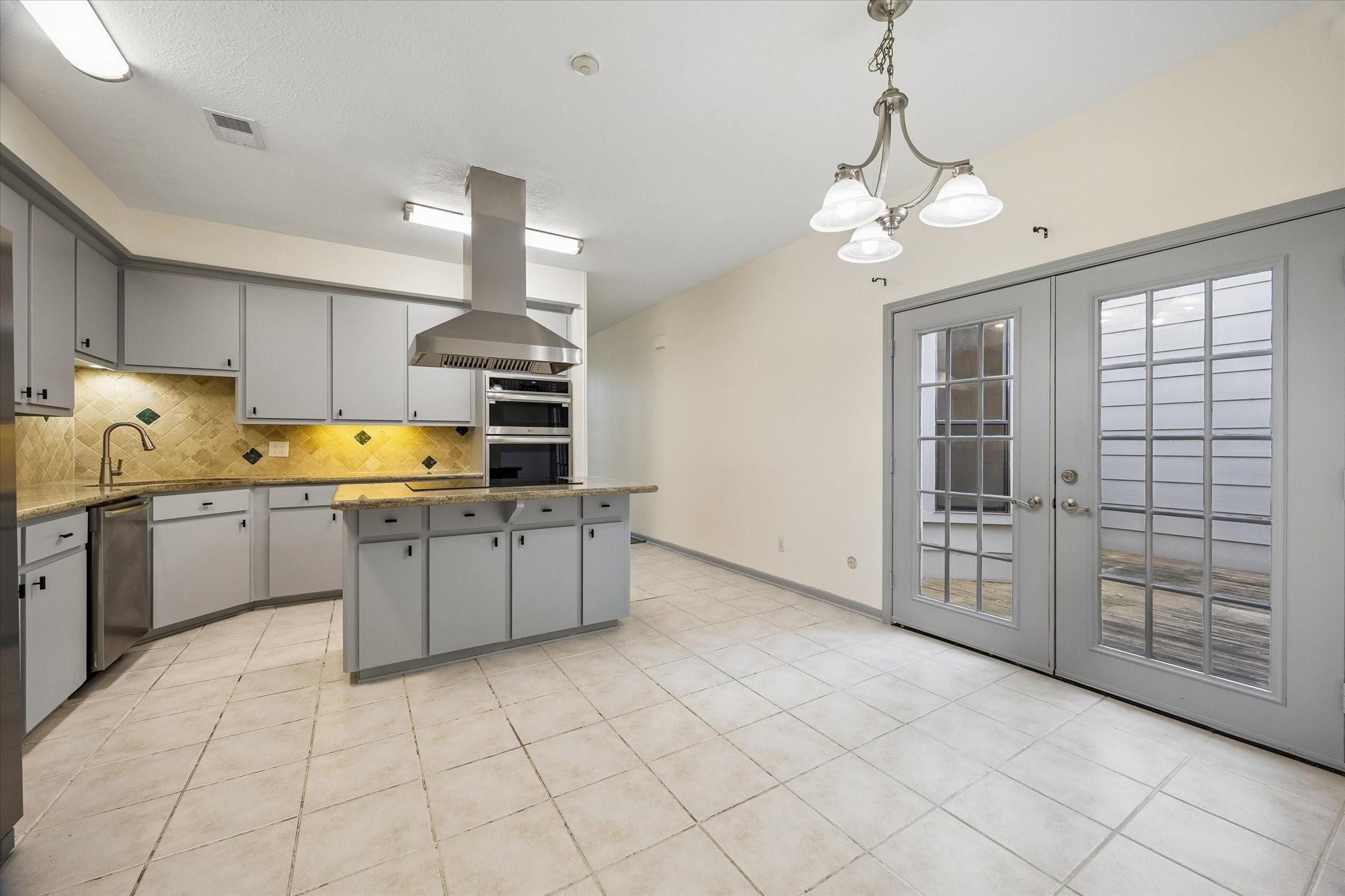 727 Bunker Hill Road, Unit 92 Houston, TX 77024 - Photo 11 of 50 OVERSIZED KITCHEN IS ENGULFED WITH CABINETS & COUNTERTOP SPACE.