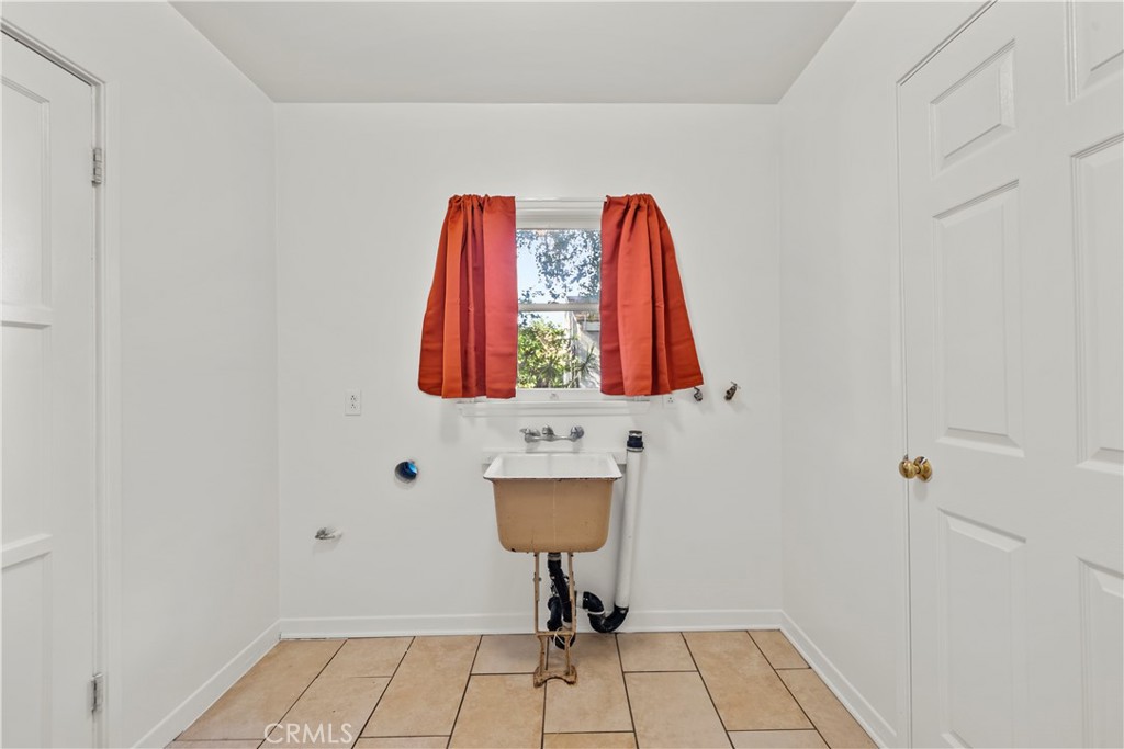 3318 Prospect Avenue La Crescenta, CA 91214 - Photo 35 of 42 a bathroom with a sink and a mirror