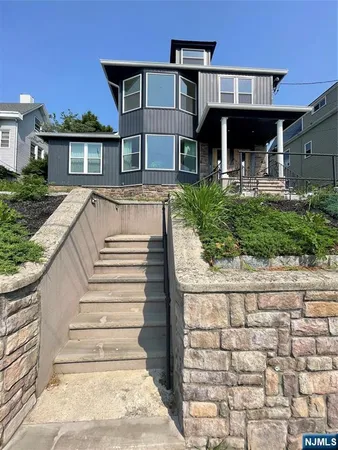 $4,100 | 63 Prospect Terrace, Unit 2, East Rutherford, NJ 07073
