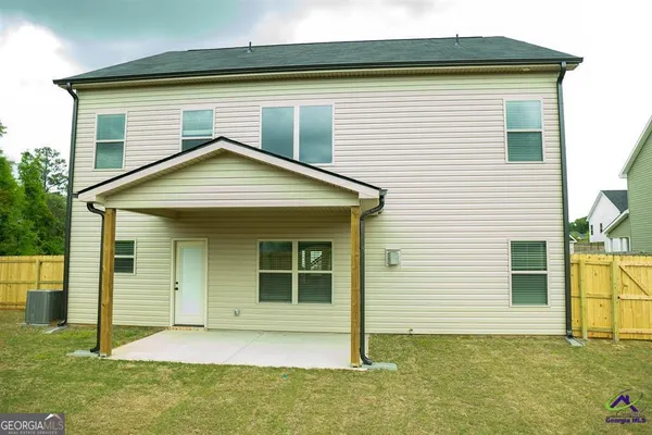 a view of a house with backyard