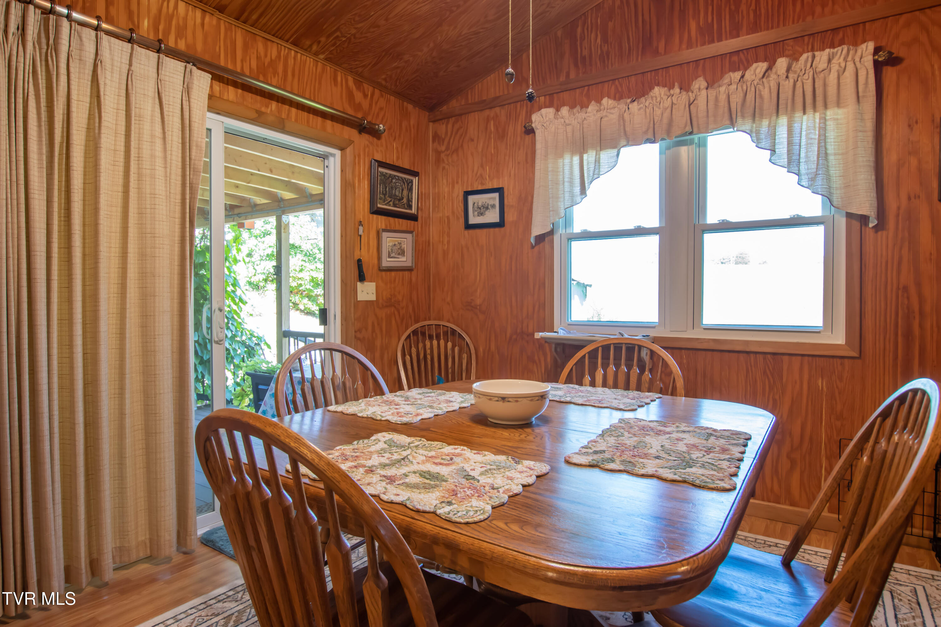 24417 Briscoe Drive Bristol, VA 24202 - Photo 29 of 45 Sunroom