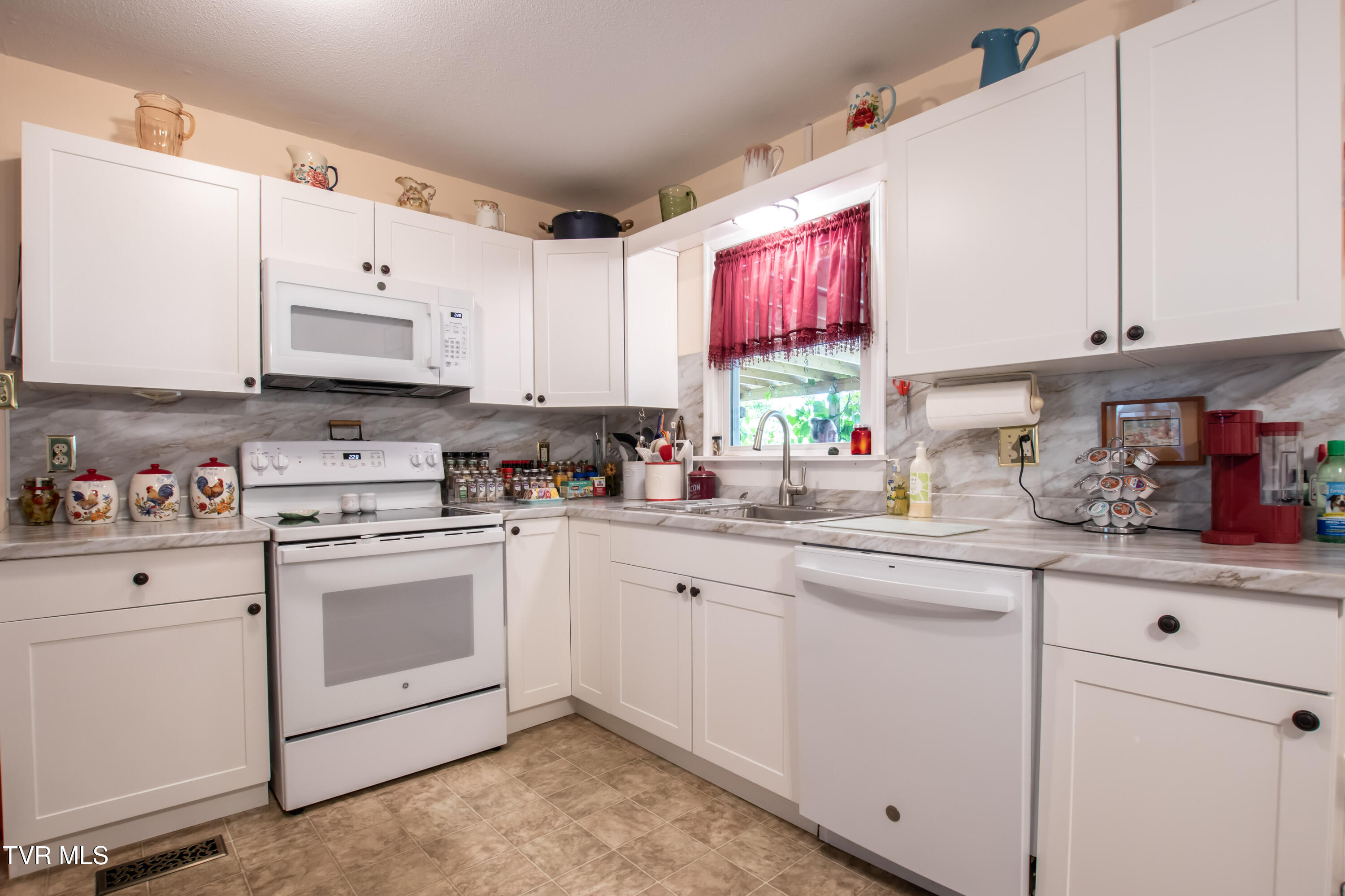 24417 Briscoe Drive Bristol, VA 24202 - Photo 3 of 45 Kitchen