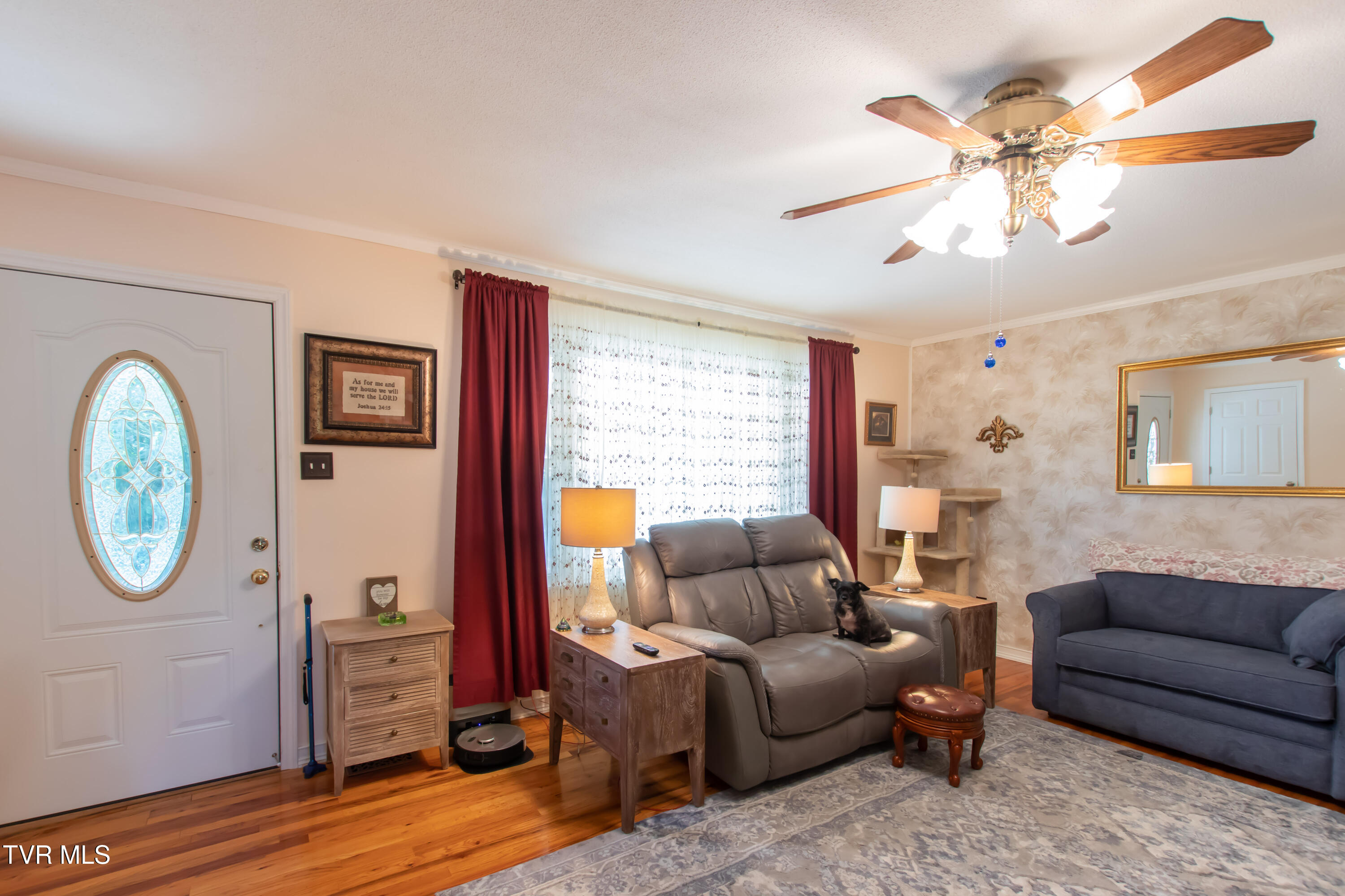 24417 Briscoe Drive Bristol, VA 24202 - Photo 34 of 45 Living Room