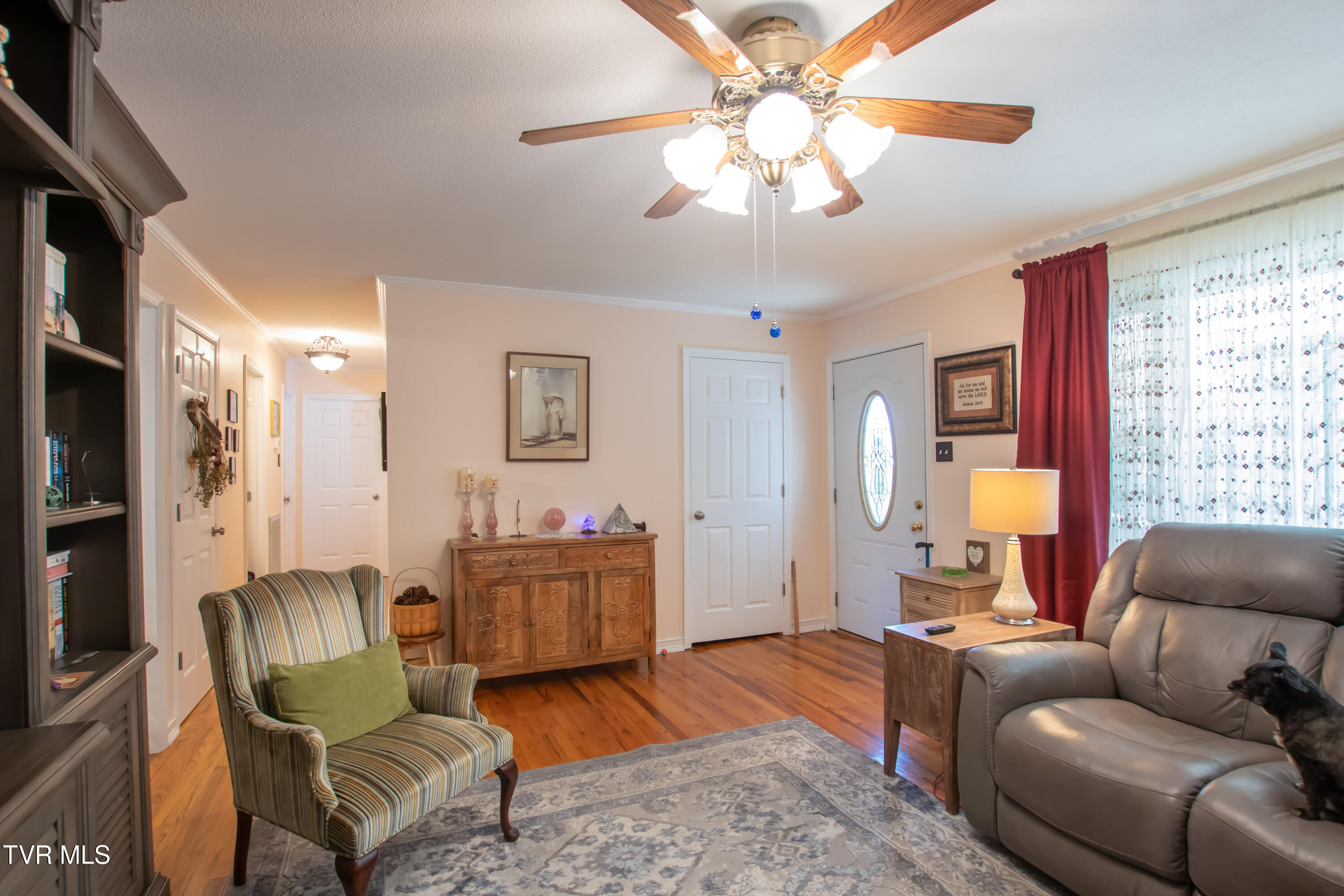 24417 Briscoe Drive Bristol, VA 24202 - Photo 35 of 45 Living Room