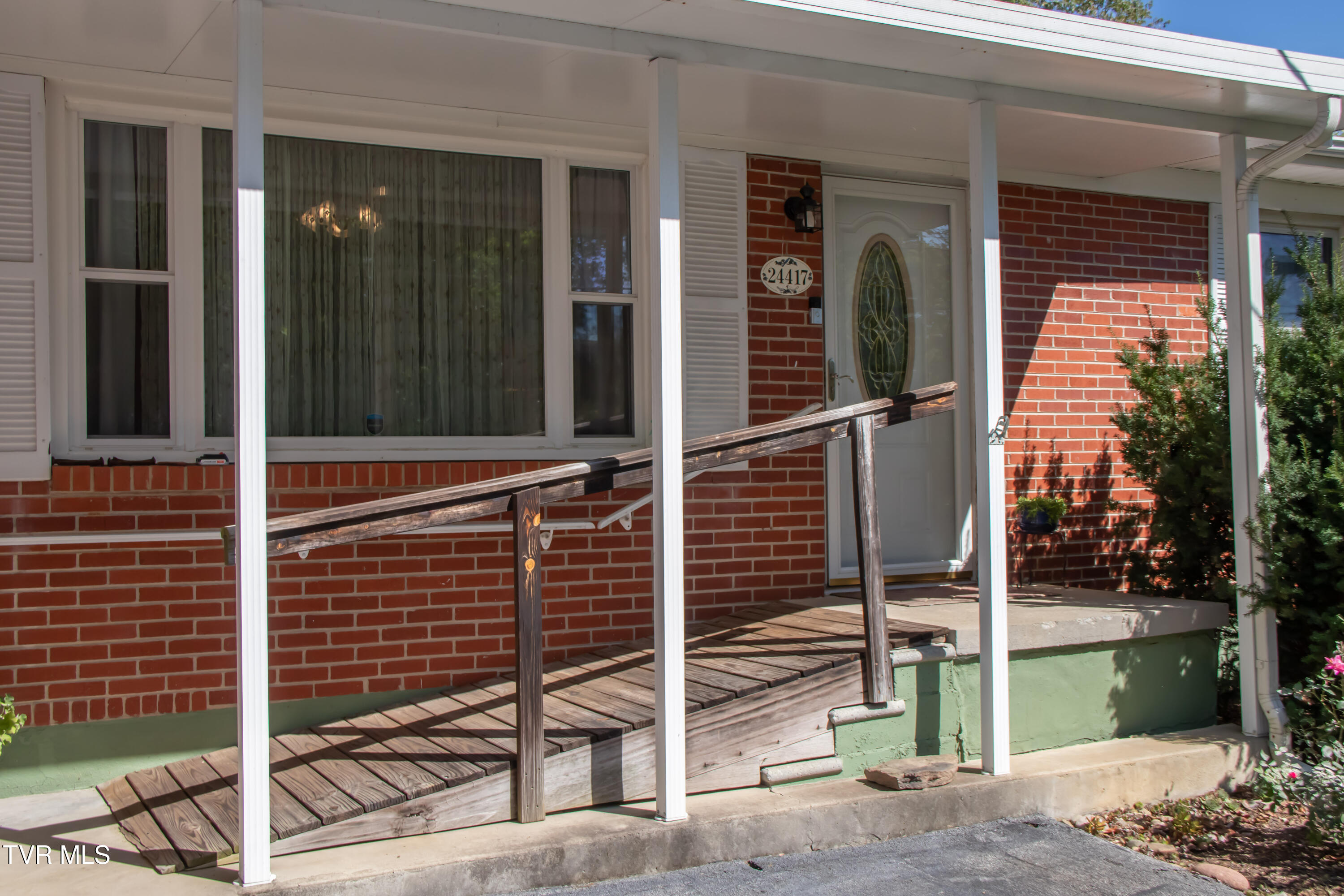 24417 Briscoe Drive Bristol, VA 24202 - Photo 6 of 45 Covered Ramp