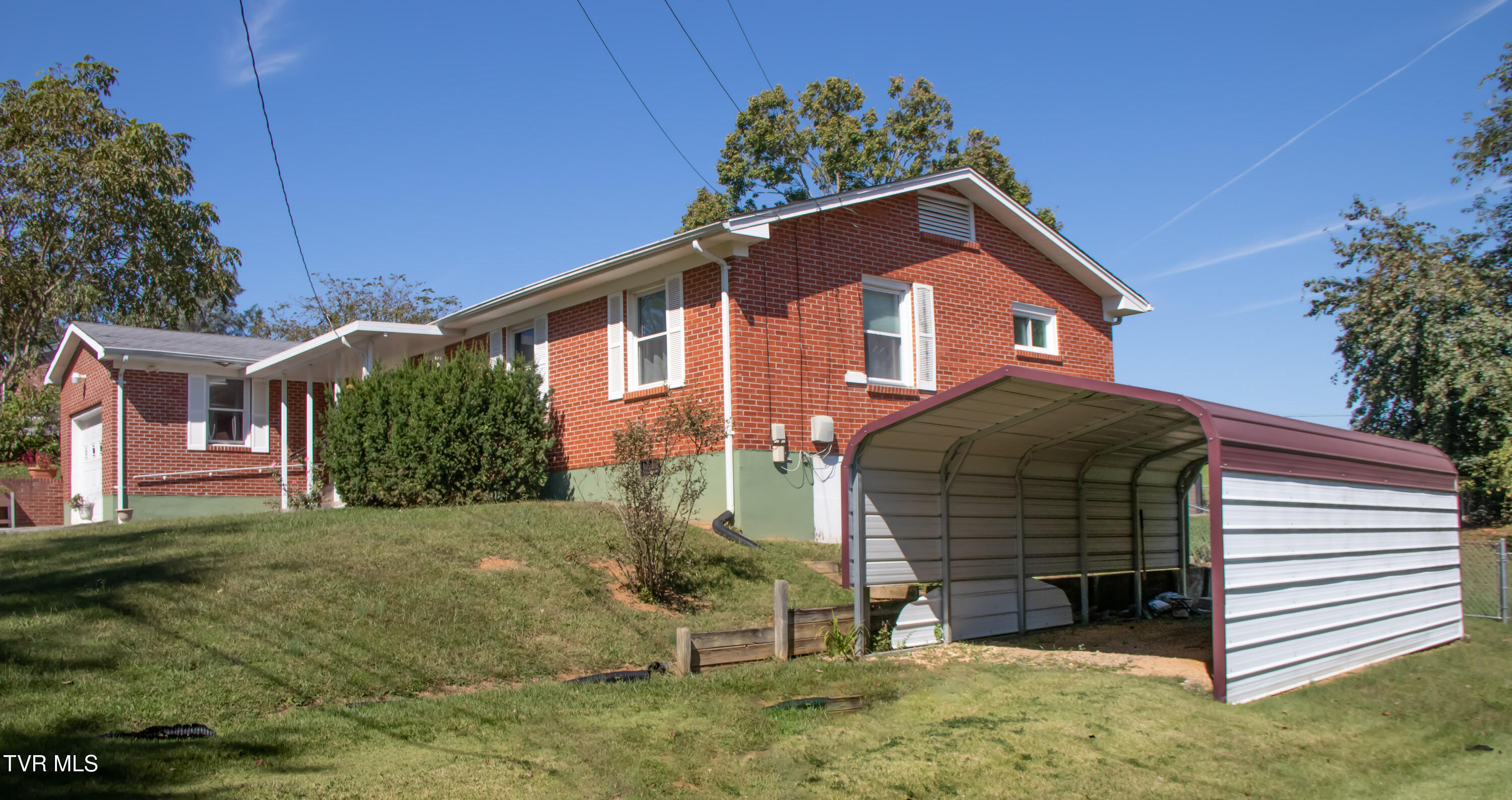 24417 Briscoe Drive Bristol, VA 24202 - Photo 9 of 45 Carport