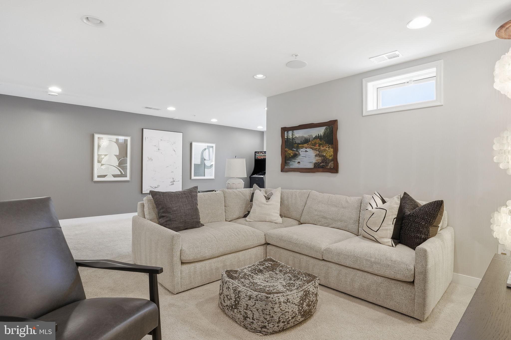 126 Admirals Ridge Drive Arnold, MD 21012 - Photo 30 of 58 a living room with furniture