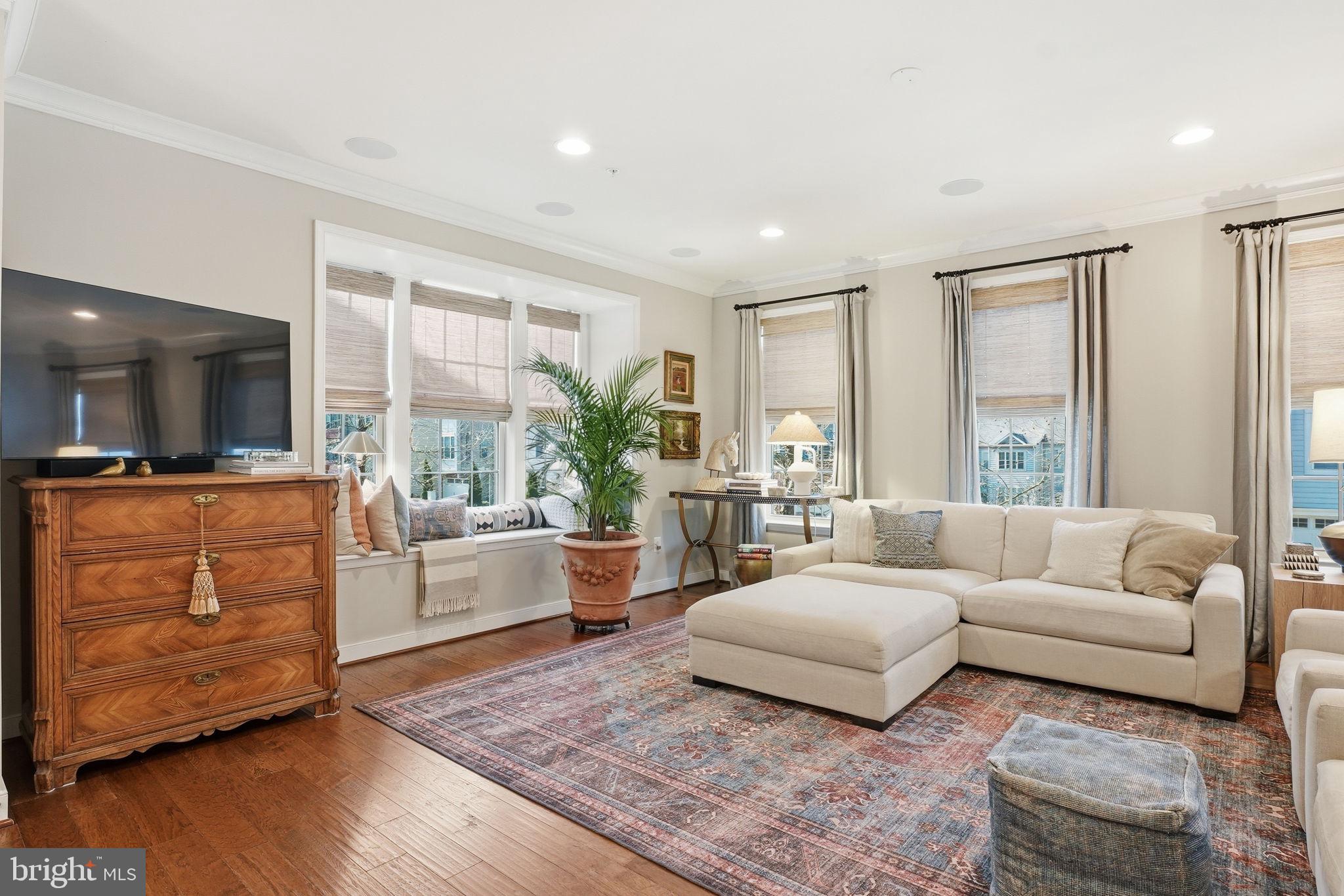 126 Admirals Ridge Drive Arnold, MD 21012 - Photo 9 of 58 a living room with furniture and wooden floor