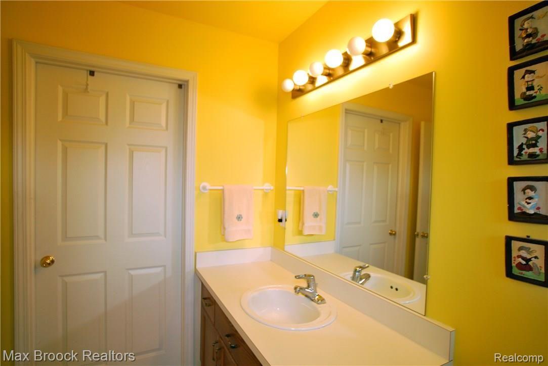 3293 Fairgrove Terrace Rochester, MI 48309 - Photo 24 of 37 Master bath with access to walk-in closet.