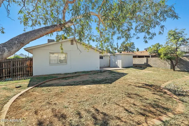 a view of a house with a backyard