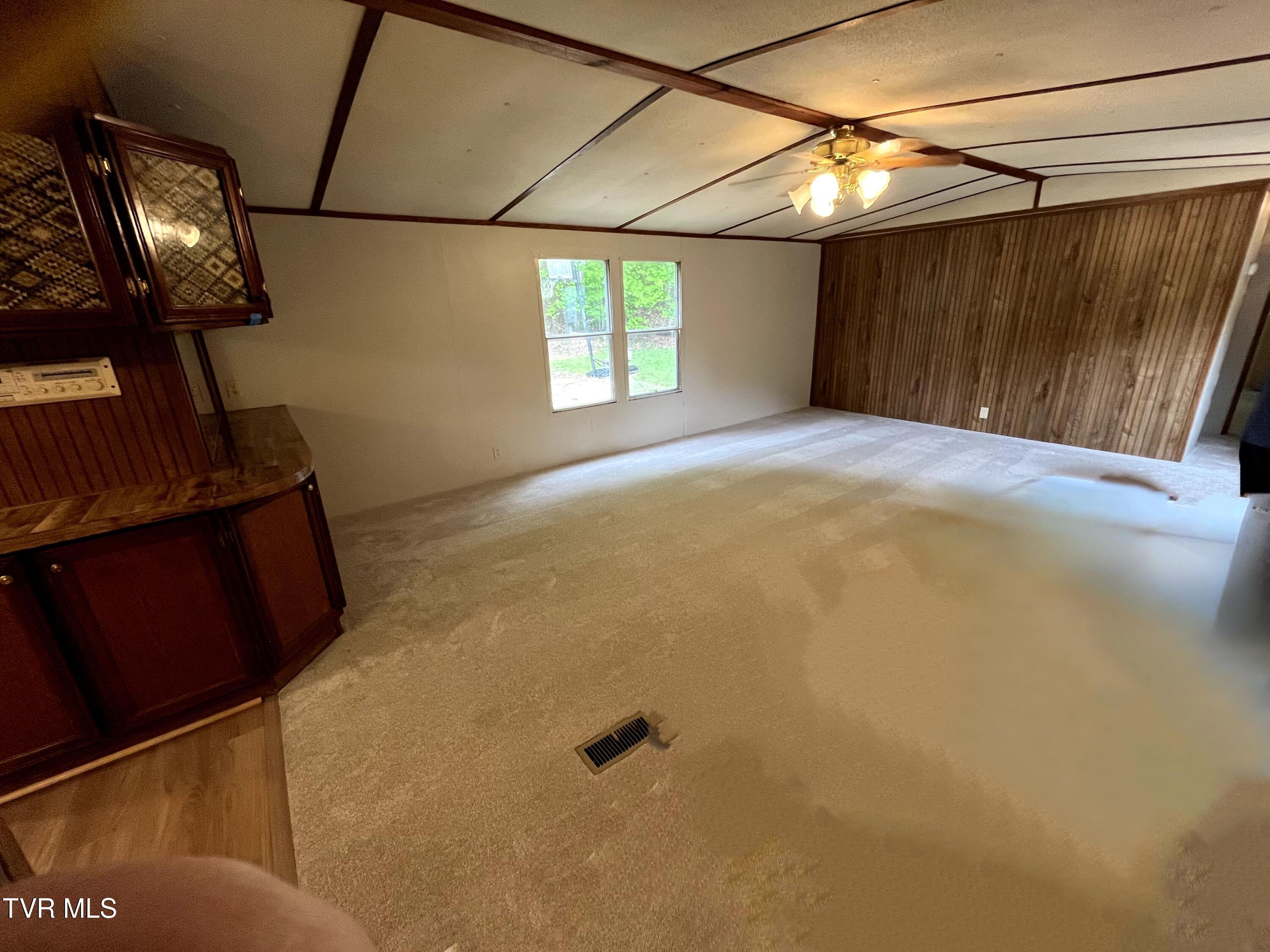 191 Bear Hollow Road Elizabethton, TN 37643 - Photo 4 of 8 04