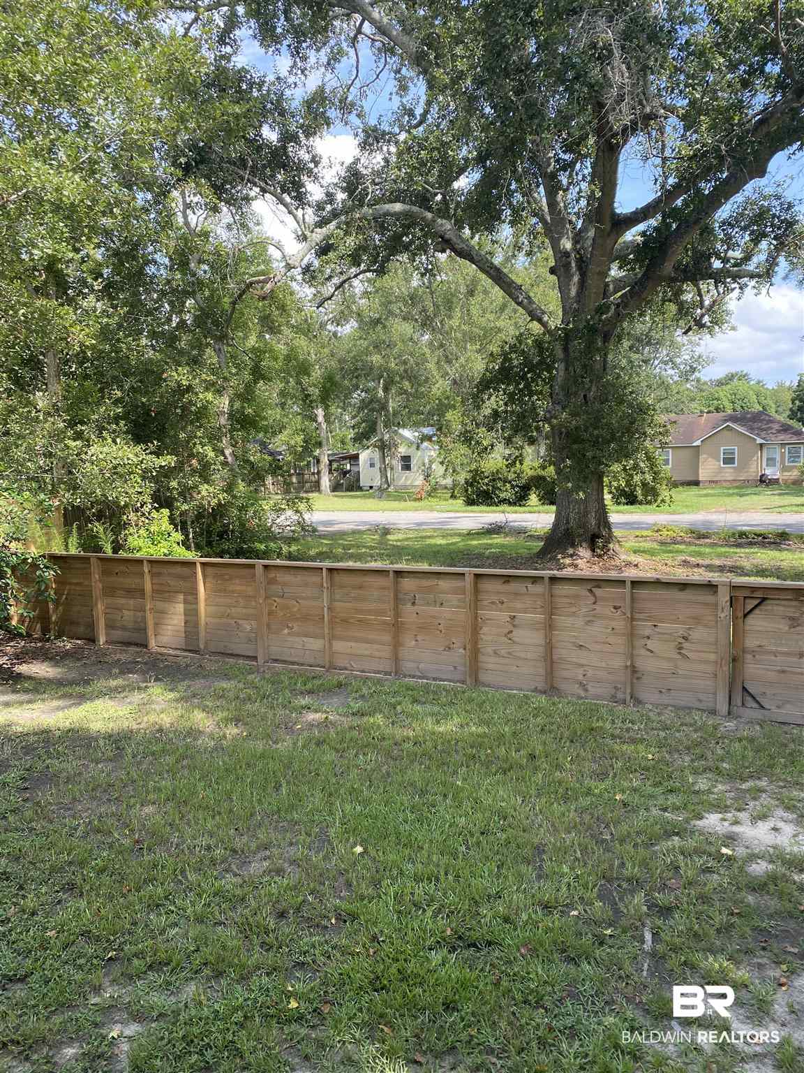 508 East Myrtle Avenue Foley, AL 36535 - Photo 2 of 14 FFNCED FRONT YARD