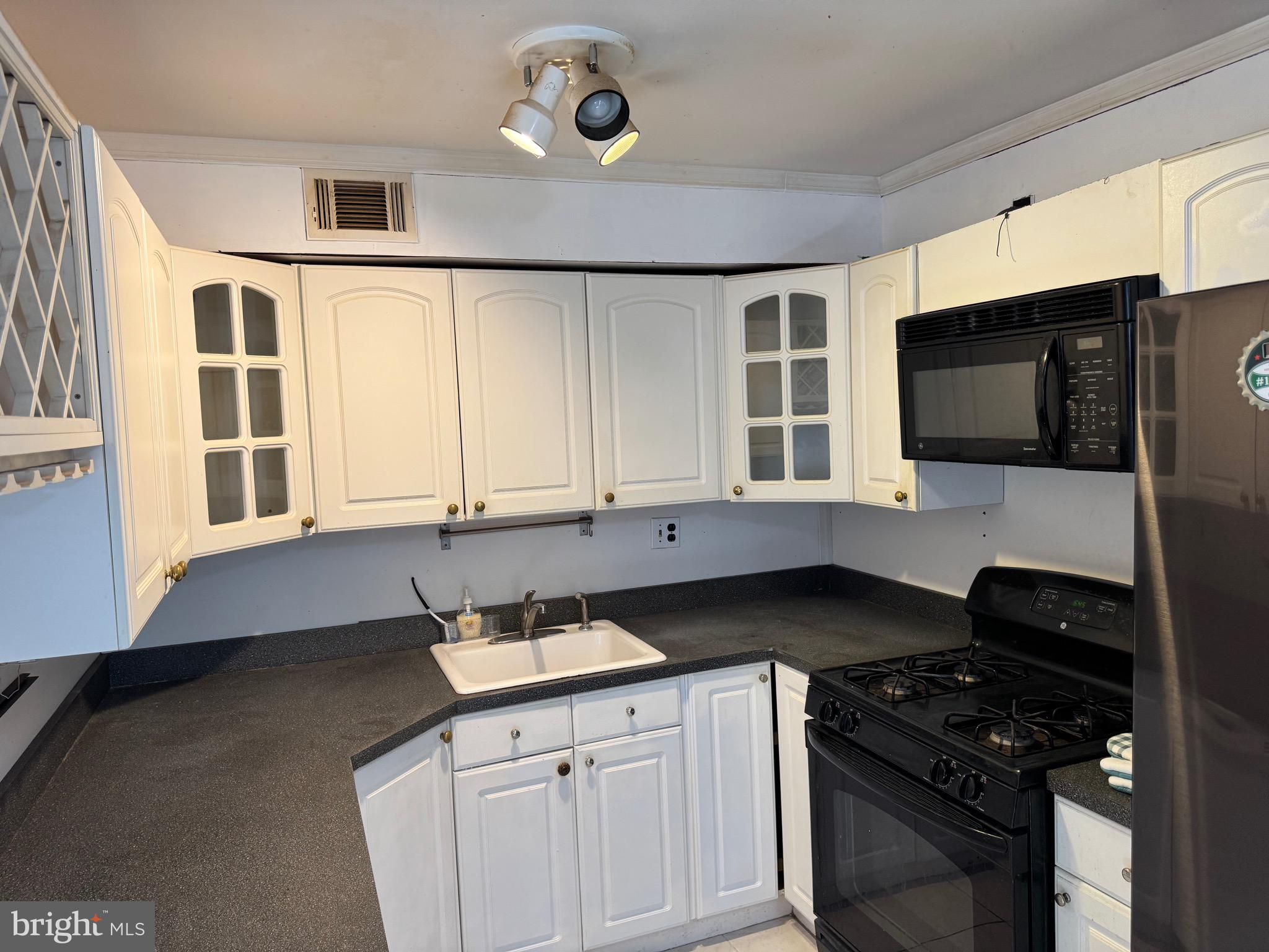 10826 East Keswick Road Philadelphia, PA 19154 - Photo 3 of 26