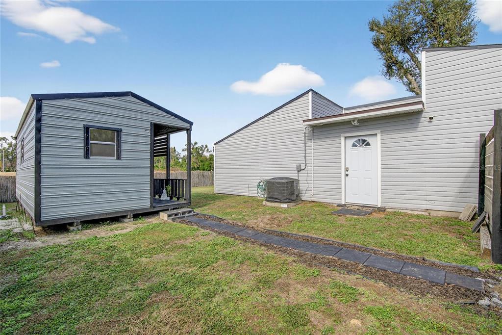1009 Lenna Avenue Seffner, FL 33584 - Photo 40 of 68 a view of backyard of house