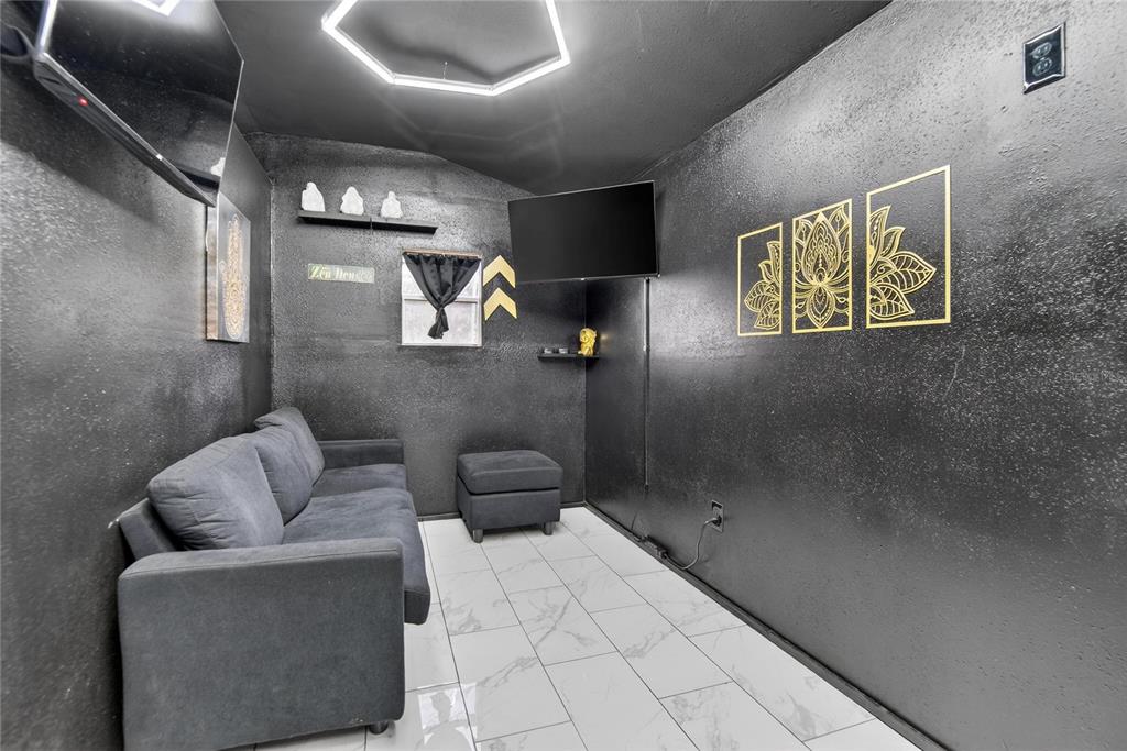 1009 Lenna Avenue Seffner, FL 33584 - Photo 43 of 68 a bathroom with a toilet sink and mirror