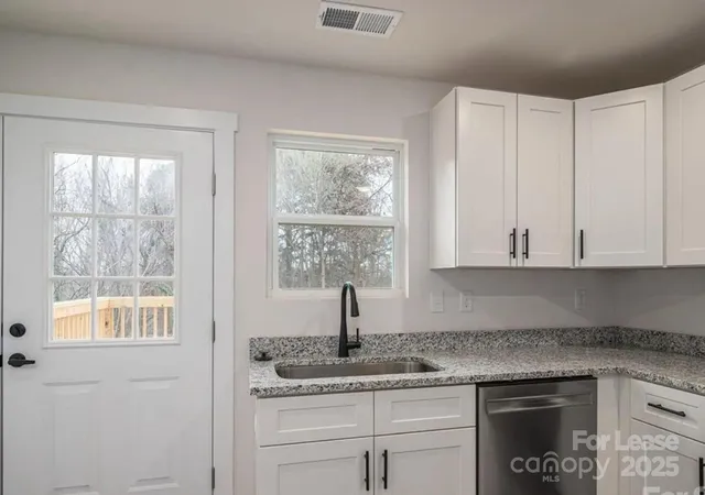 $1,700 | 717 7th Avenue Southwest, Hickory, NC 28602