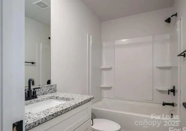 $1,700 | 717 7th Avenue Southwest, Hickory, NC 28602