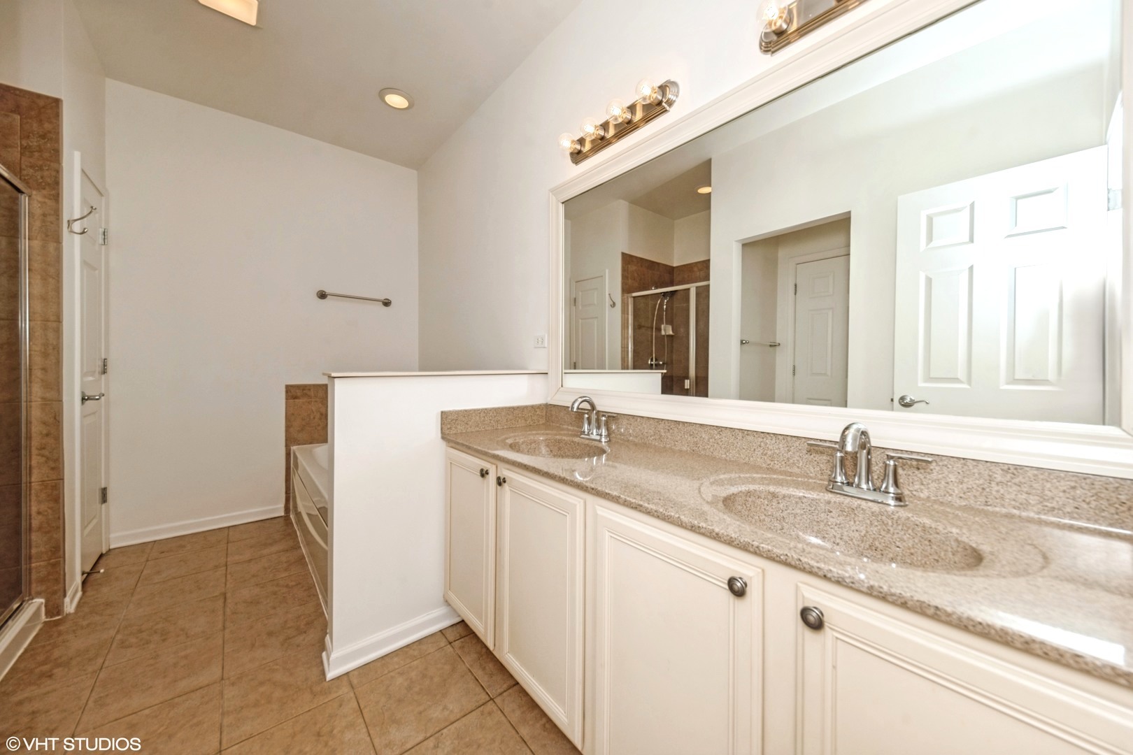 2517 South Calumet Avenue, Unit 31A Chicago, IL 60616 - Photo 12 of 17 a bathroom with a sink and a mirror