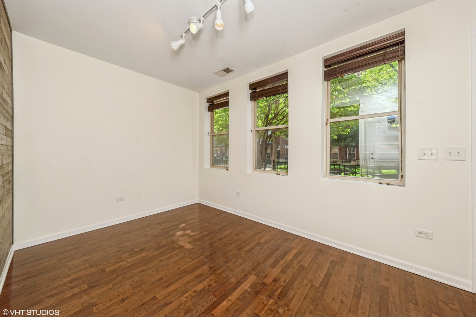 2517 South Calumet Avenue, Unit 31A Chicago, IL 60616 - Photo 10 of 17 a view of an empty room with wooden floor and a window