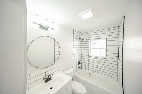 $2,550 | 2242 North Lavergne Avenue, Unit 2, Chicago, IL 60639