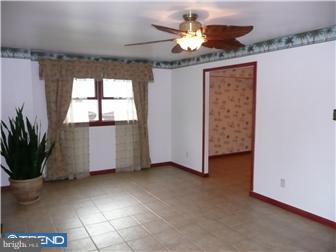 6 Colonial Way Aston, PA 19014 - Photo 3 of 11 Living Room