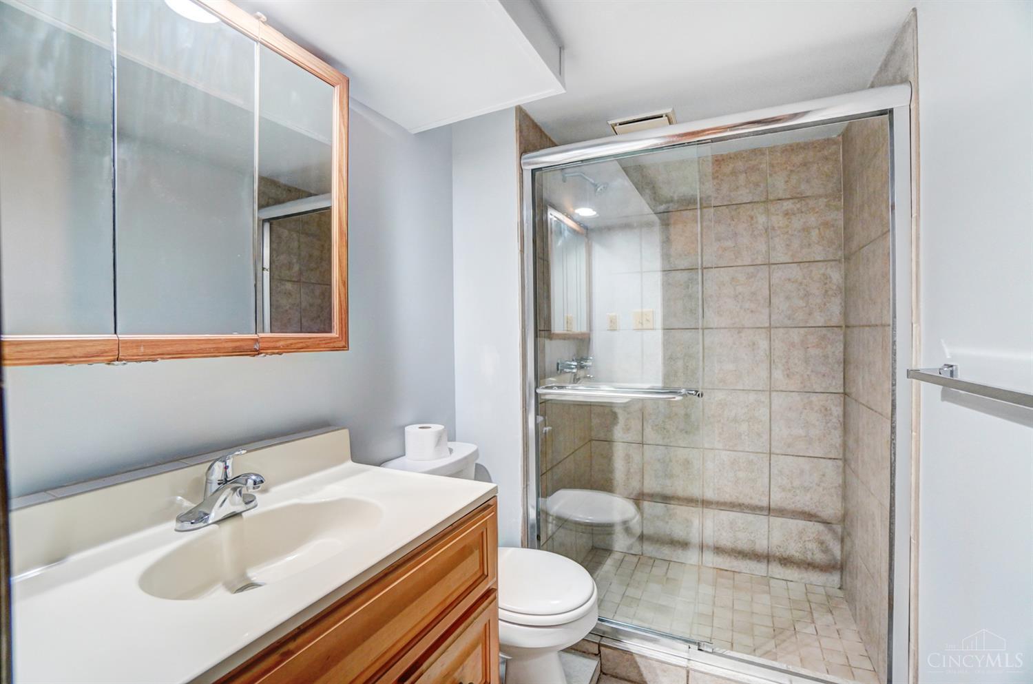 5571 Lawrence Road Cincinnati, OH 45248 - Photo 19 of 26