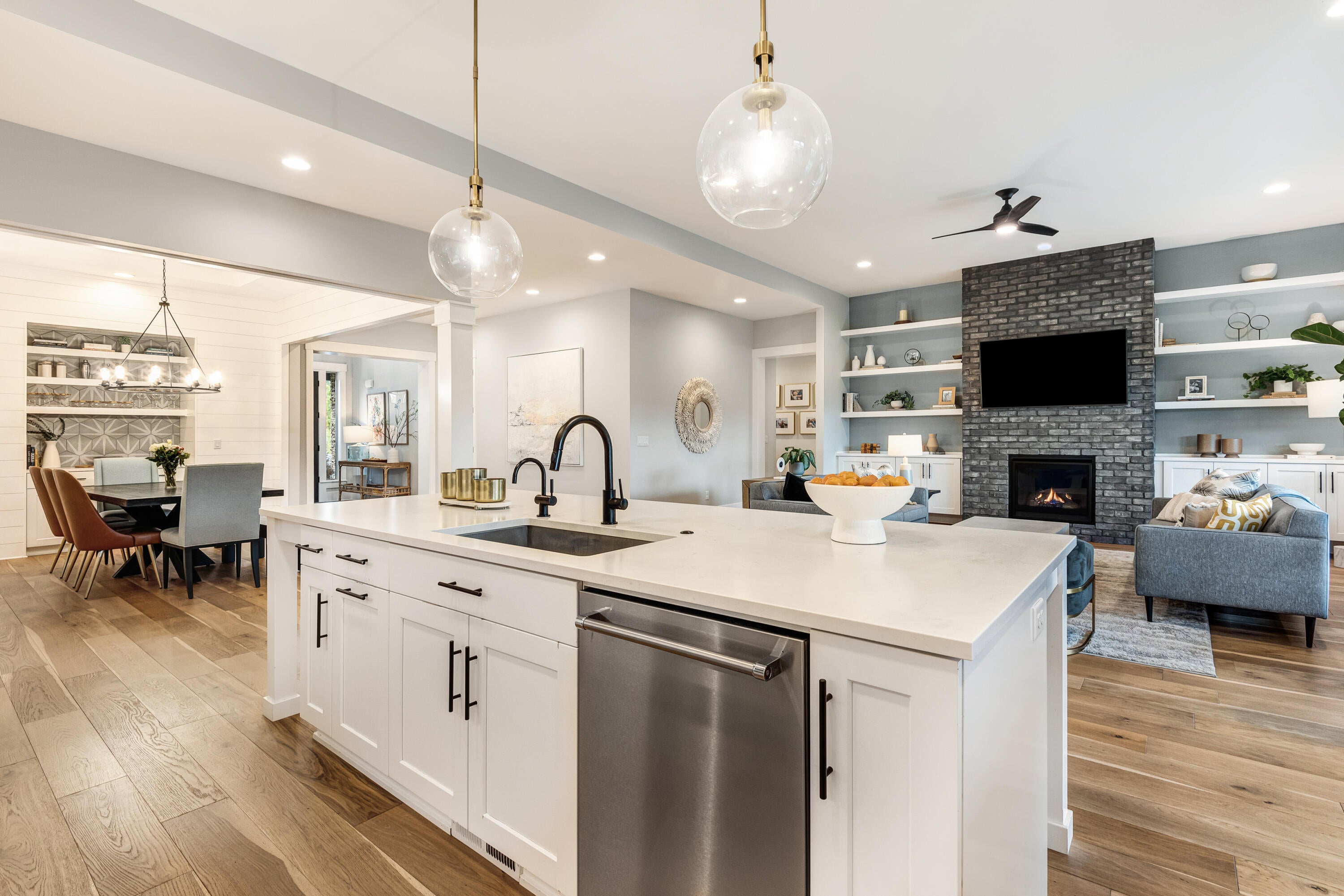 60888 River Rim Drive Bend, OR 97702 - Photo 16 of 39 Kitchen/Great room