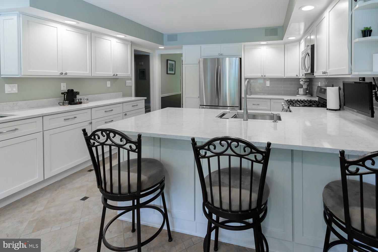 6 Cobblestone Lane Shamong, NJ 08088 - Photo 11 of 36 Updated kitchen with breakfast bar