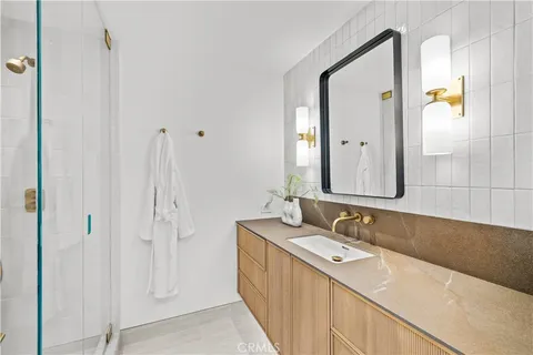 $4,695,000 | 1075 Granville Drive, Newport Beach, CA 92660