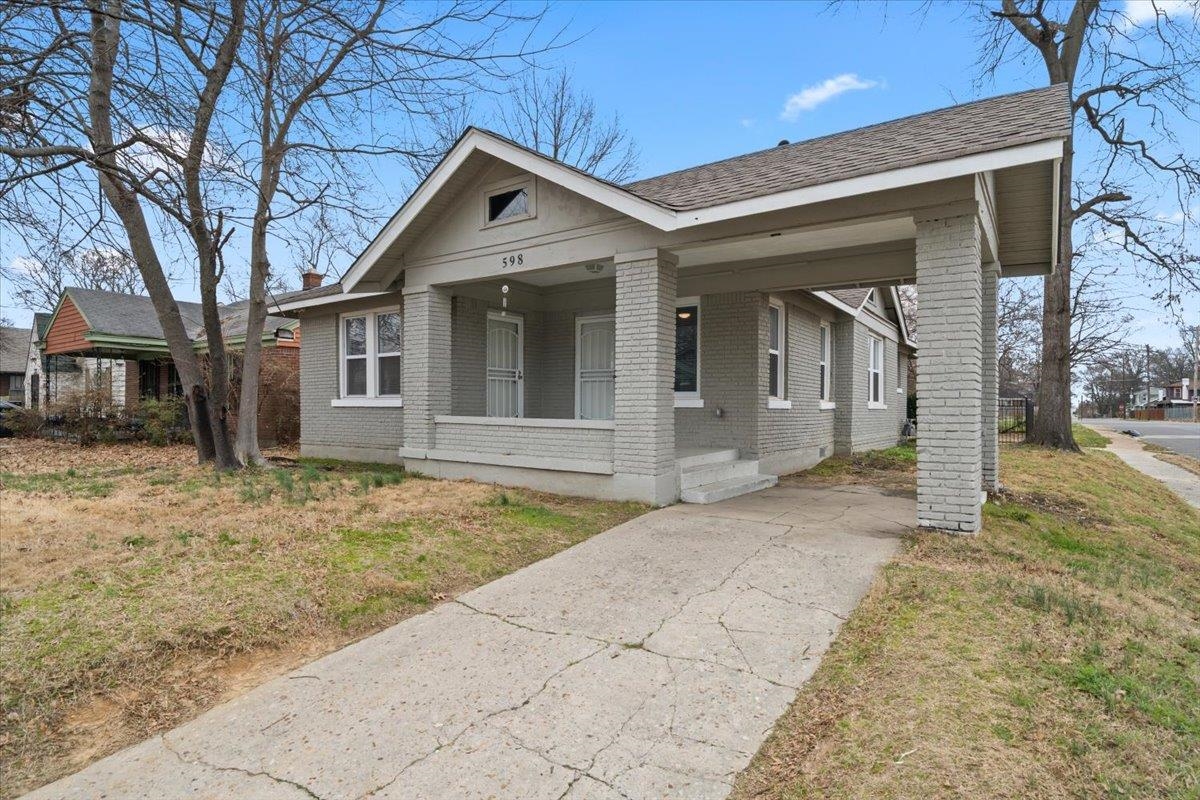 598 Spring Street Memphis, TN 38112 - Photo 2 of 29 a front view of a house with garden