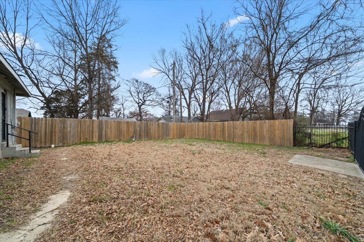 598 Spring Street Memphis, TN 38112 - Photo 25 of 29 a backyard of a house