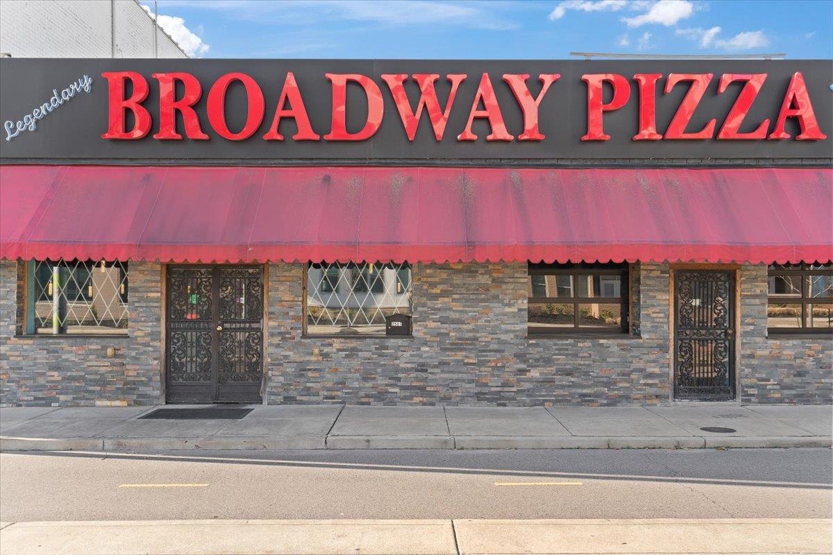 598 Spring Street Memphis, TN 38112 - Photo 29 of 29 a close up of a street sign
