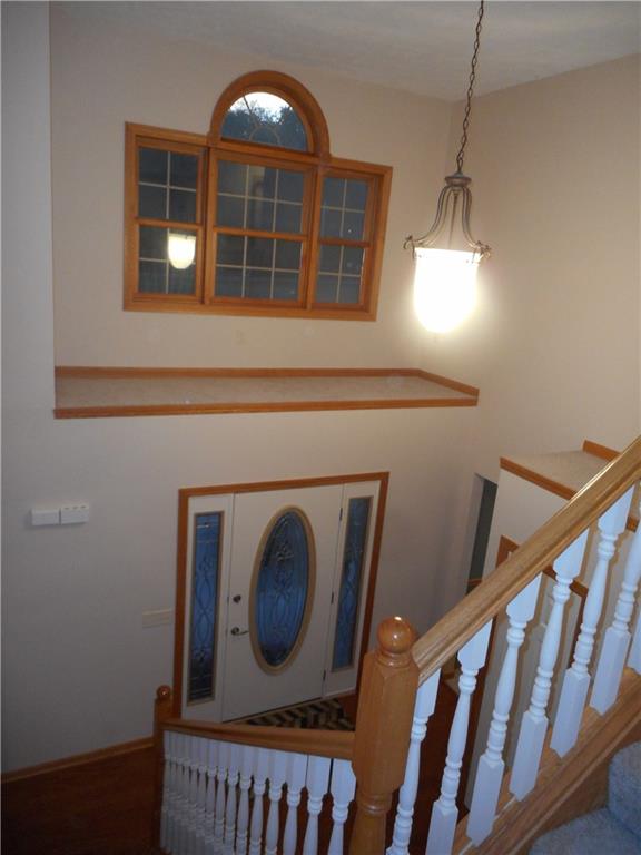130 Vance Road New Castle, PA 16102 - Photo 3 of 25 2 story entry with lots of decorative space!