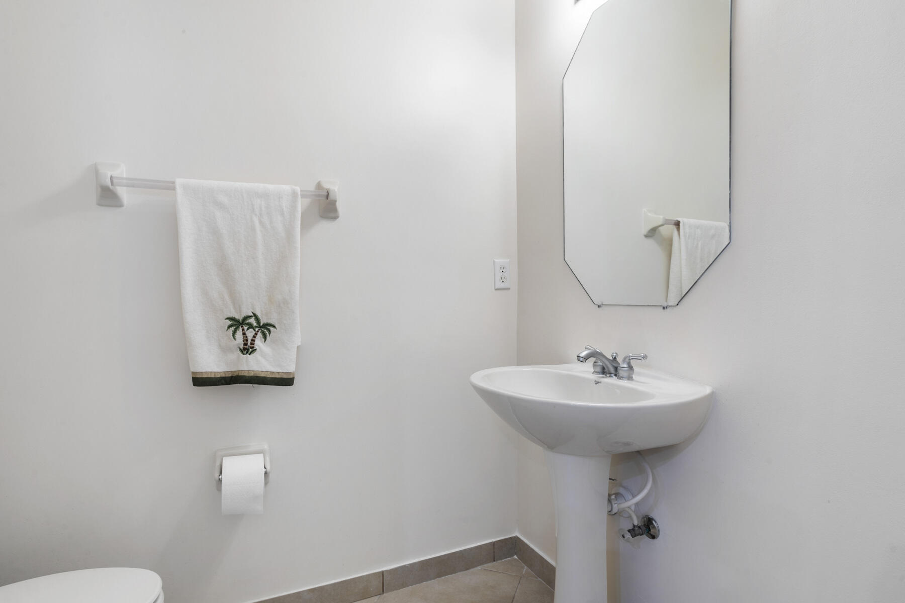 114 Locustberry Lane, Unit 101 Jupiter, FL 33458 - Photo 21 of 59 a bathroom with a sink toilet