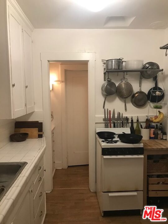 223 Strand Street, Unit G Santa Monica, CA 90405 - Photo 2 of 6 a kitchen with a stove and a sink