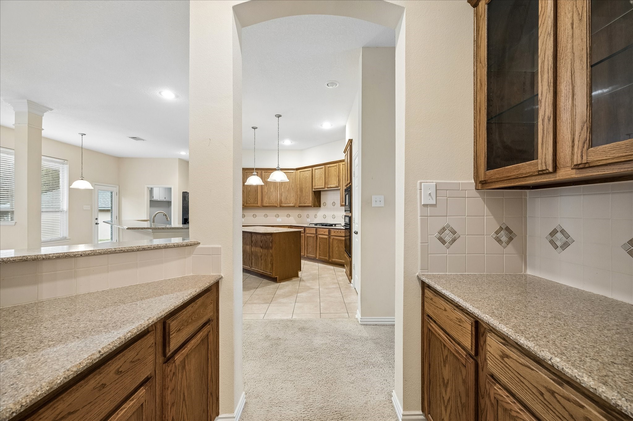 17502 Hamill Drive Rosharon, TX 77583 - Photo 21 of 39 Dry bar or coffee station located between the kitchen and the formal dining room.
