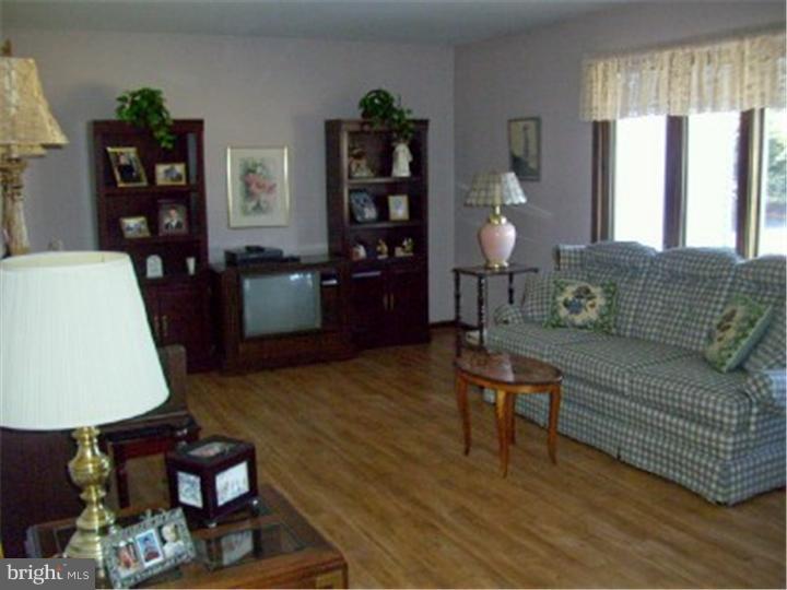 572 Lincoln Road Pilesgrove, NJ 08098 - Photo 3 of 16 Living Room
