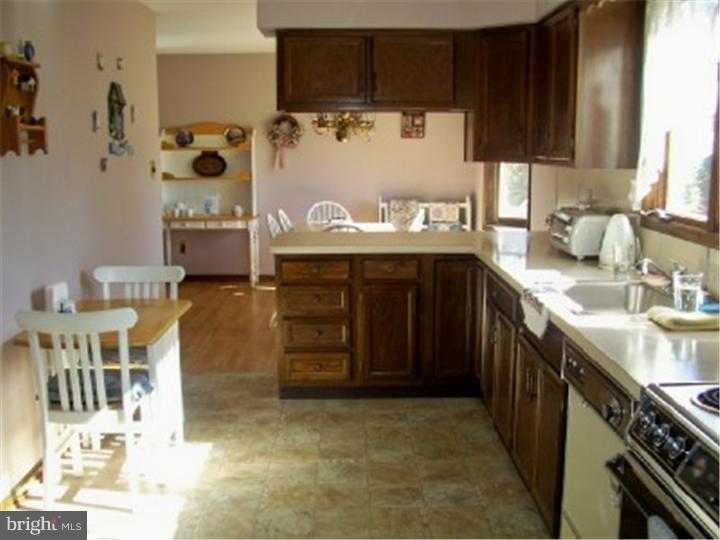 572 Lincoln Road Pilesgrove, NJ 08098 - Photo 7 of 16 Kitchen