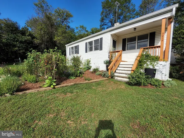 a view of a house with backyard and garden