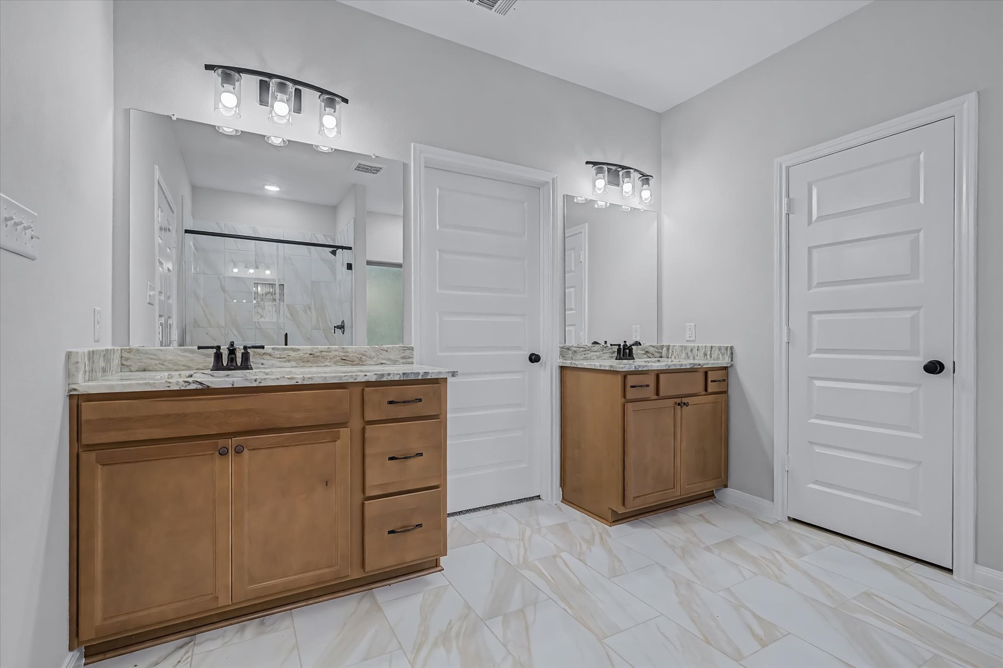 347 Iron Horse Road Willis, TX 77378 - Photo 36 of 49 Primary bathroom