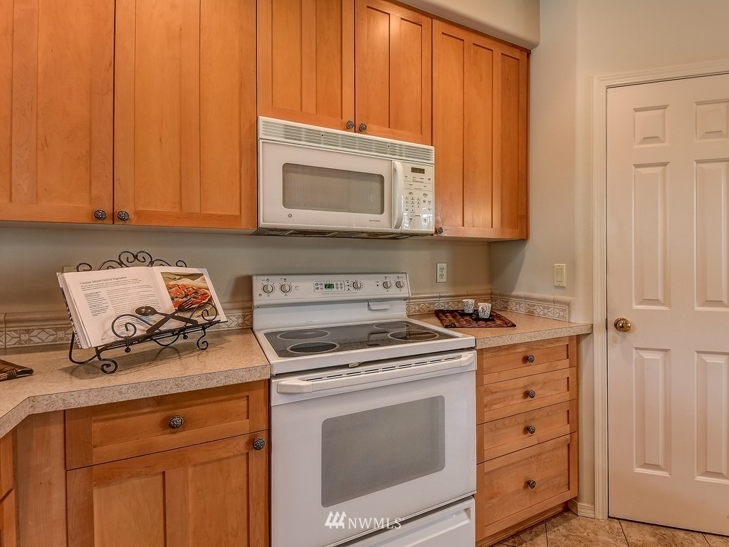 4523 Northeast 6th Court Renton, WA 98059 - Photo 8 of 26