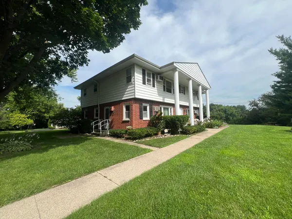 $1,250 | 512 Hill Street, Unit 2S, Walworth, WI 53184