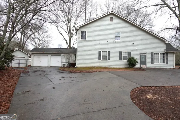 a view of a house with a backyard