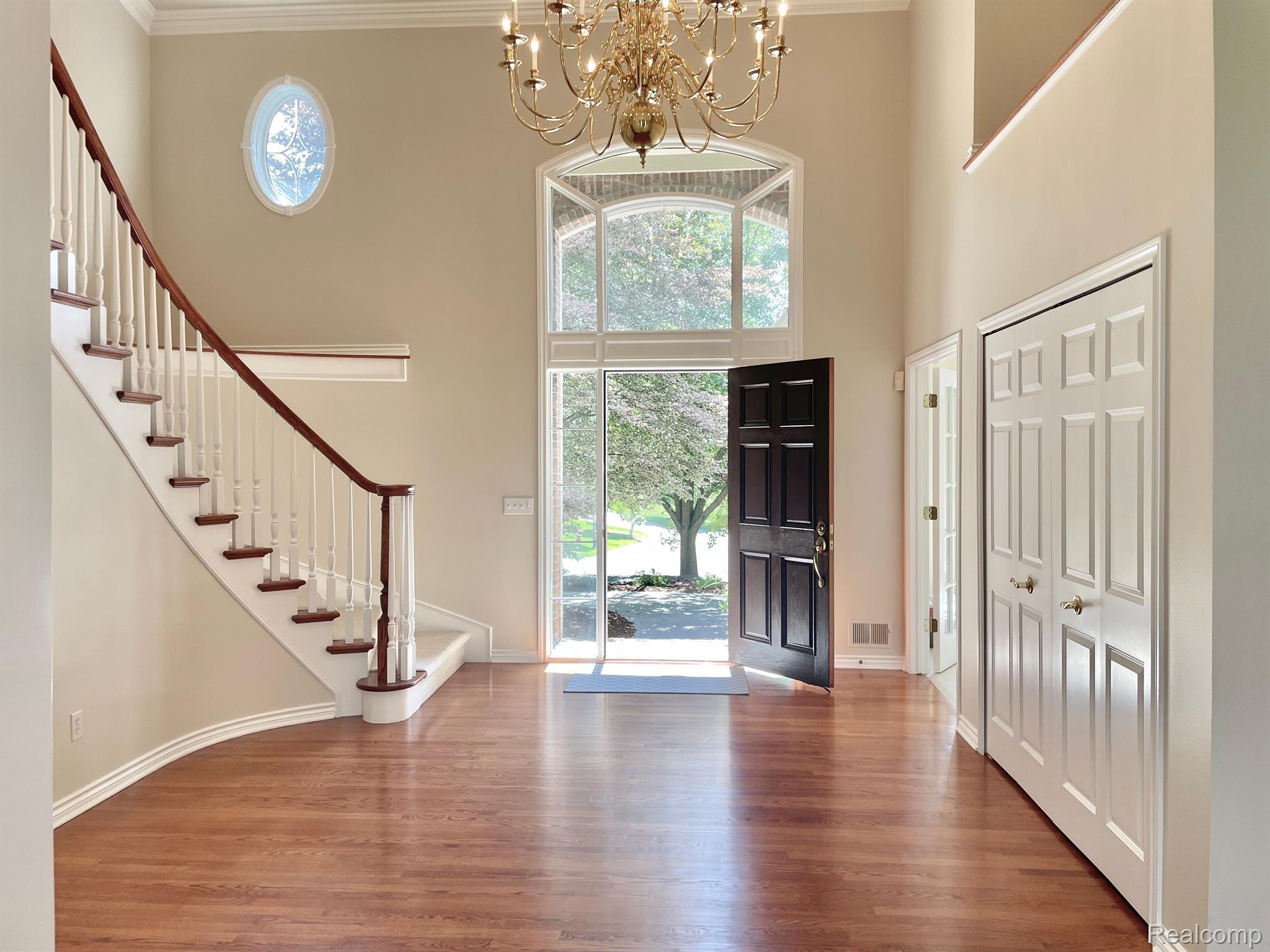 5706 Kirkridge Trail Rochester, MI 48306 - Photo 4 of 60 Grand 2-story foyer