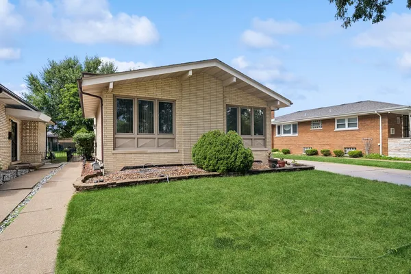 $350,000 | 8918 South Francisco Avenue, Evergreen Park, IL 60805