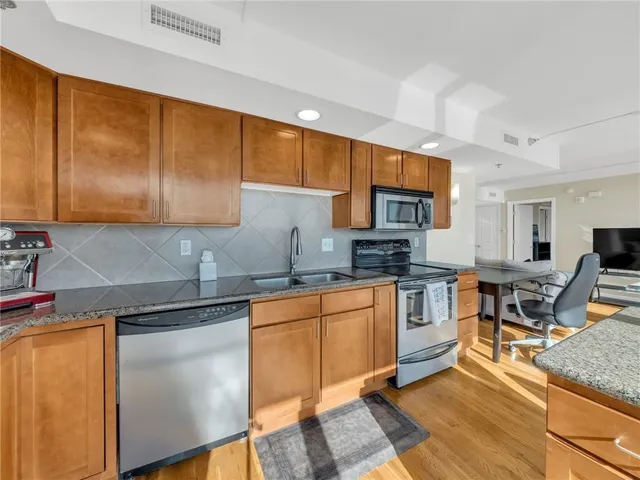 $195,000 | 600 Admiral Boulevard, Unit 604, Kansas City, MO 64106