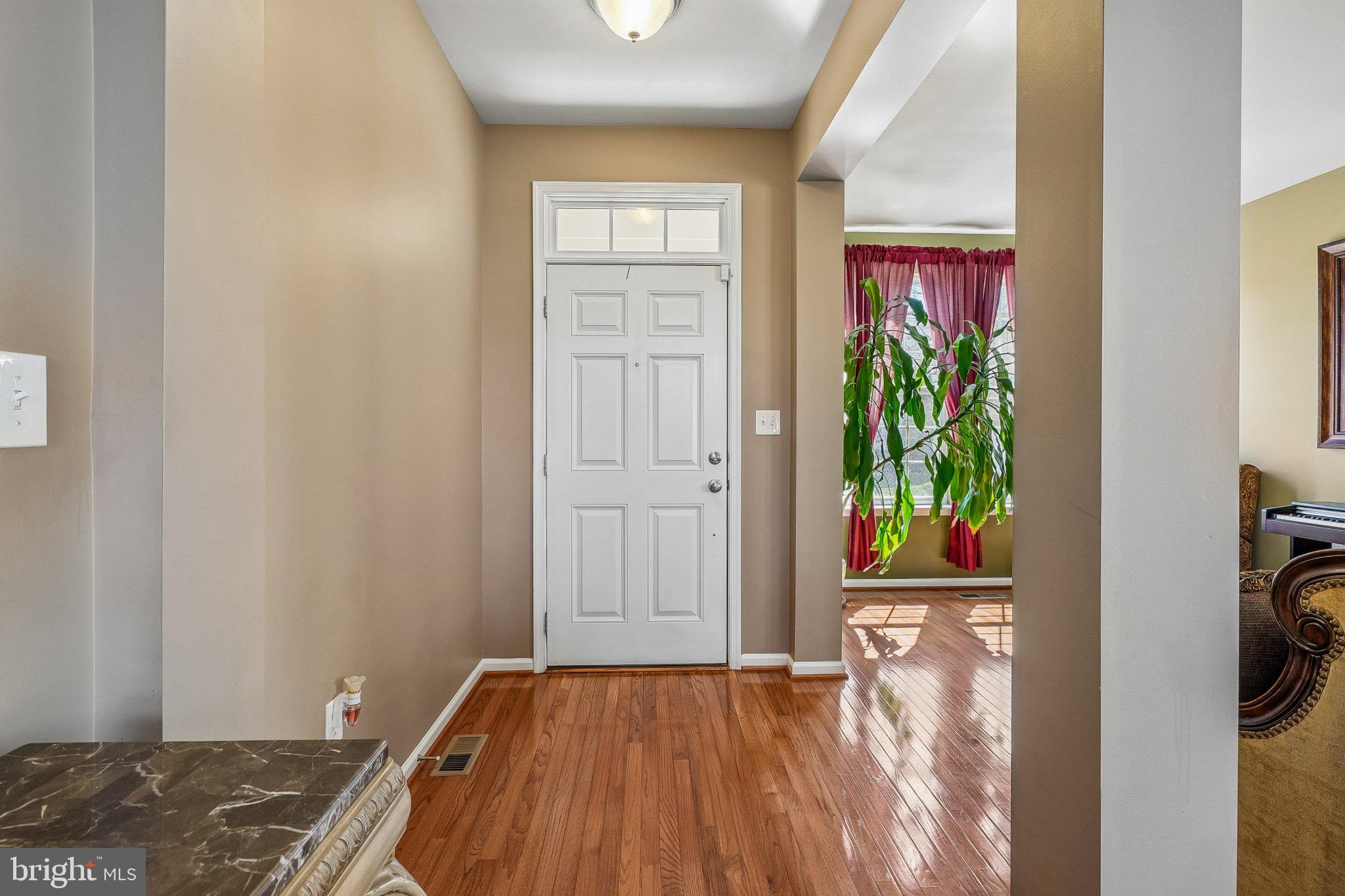 8716 Raleigh Mews Gainesville, VA 20155 - Photo 4 of 37 Welcoming entryway with natural light.