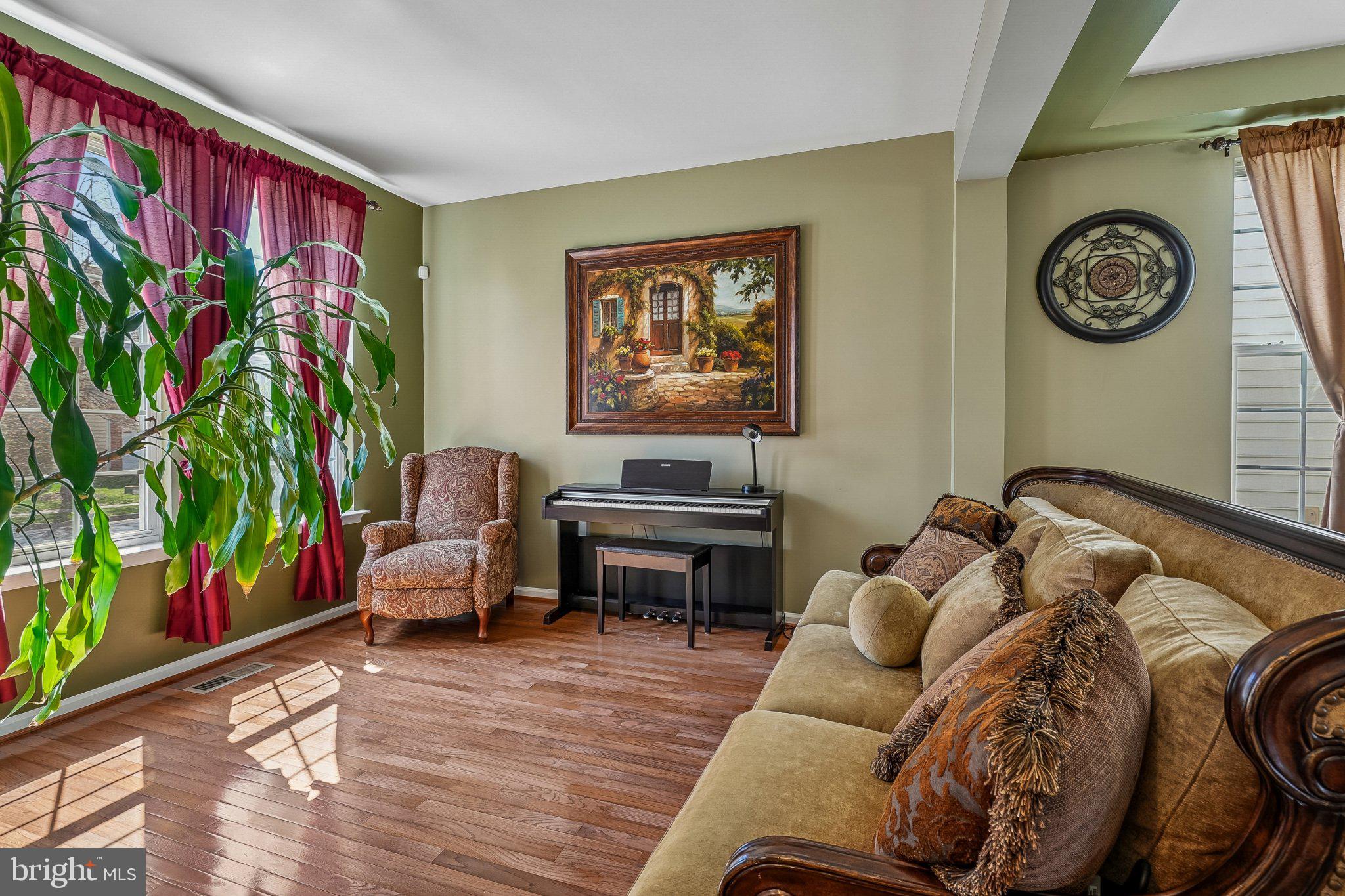 8716 Raleigh Mews Gainesville, VA 20155 - Photo 6 of 37 Living Room
