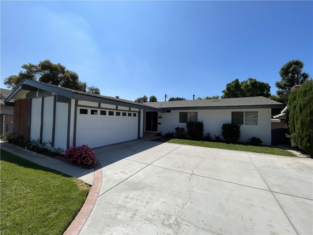 a view of a house with backyard