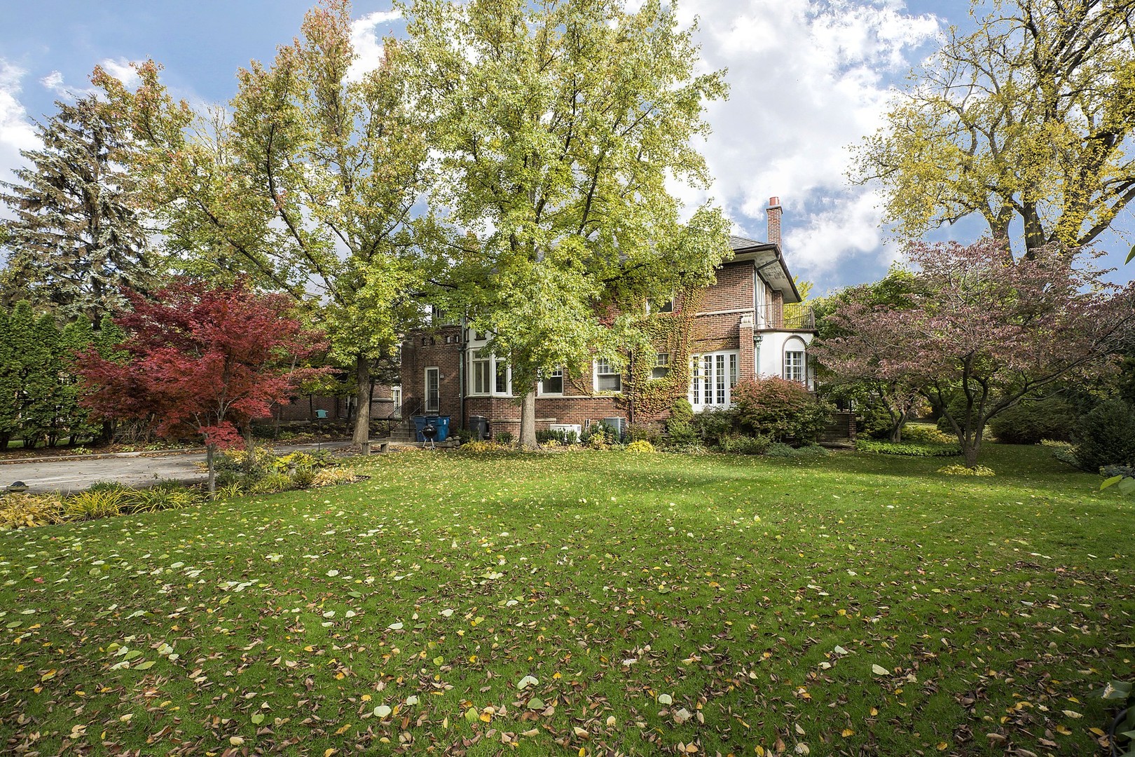 212 Raleigh Road Kenilworth, IL 60043 - Photo 3 of 26 a front view of a house with a garden